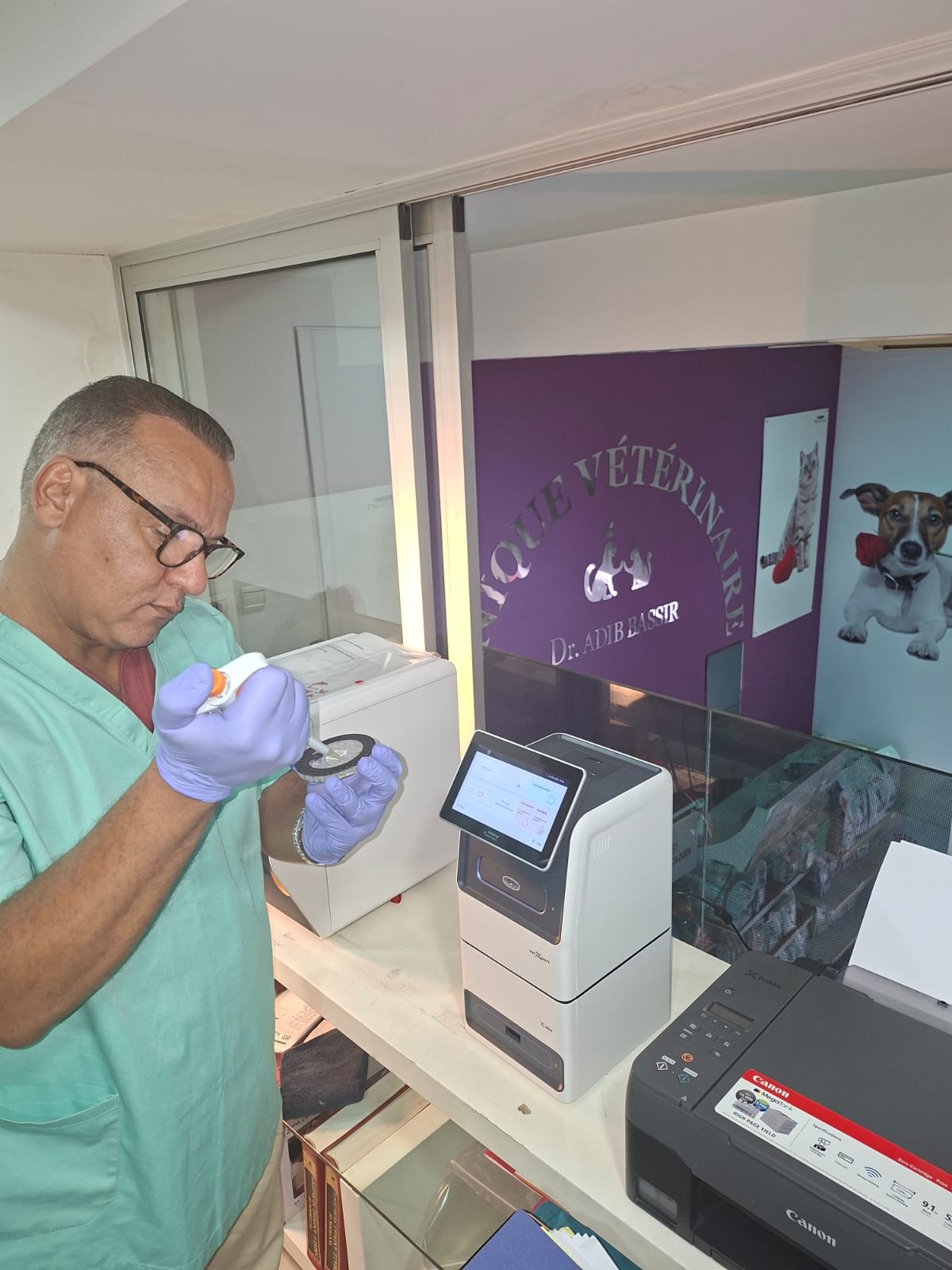 Au laboratoire d’analyses — bilans réalisés sur place par Dr Bassir.
