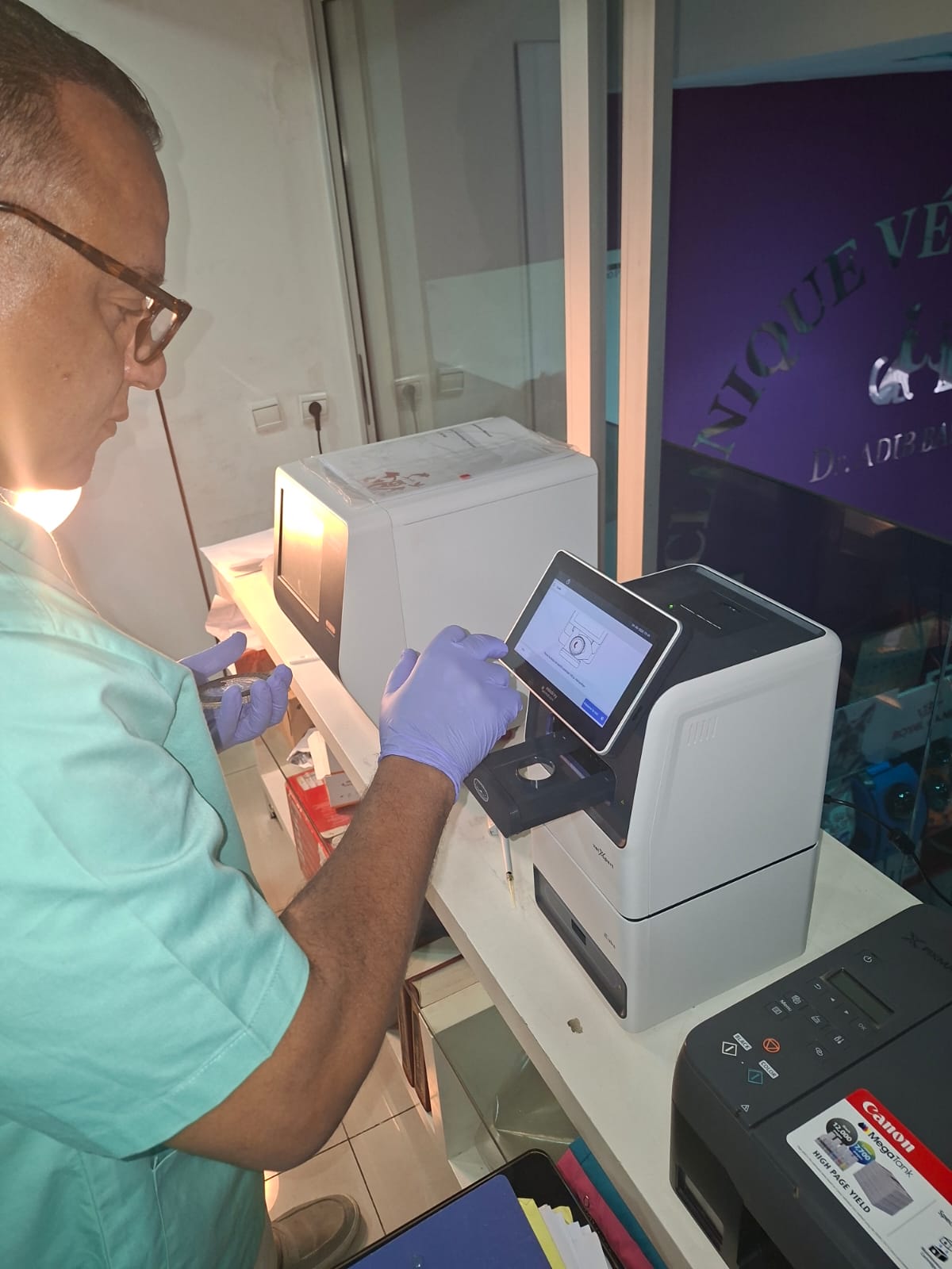 Au laboratoire d’analyses — bilans réalisés sur place par Dr Bassir.