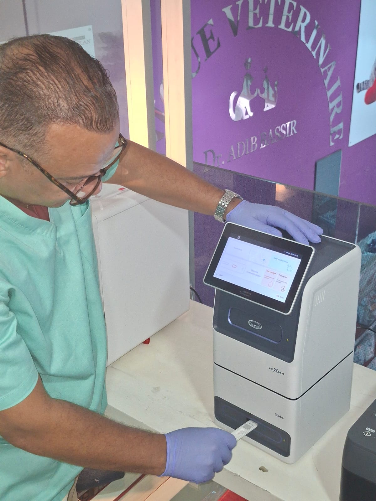 Au laboratoire d’analyses — bilans réalisés sur place par Dr Bassir.