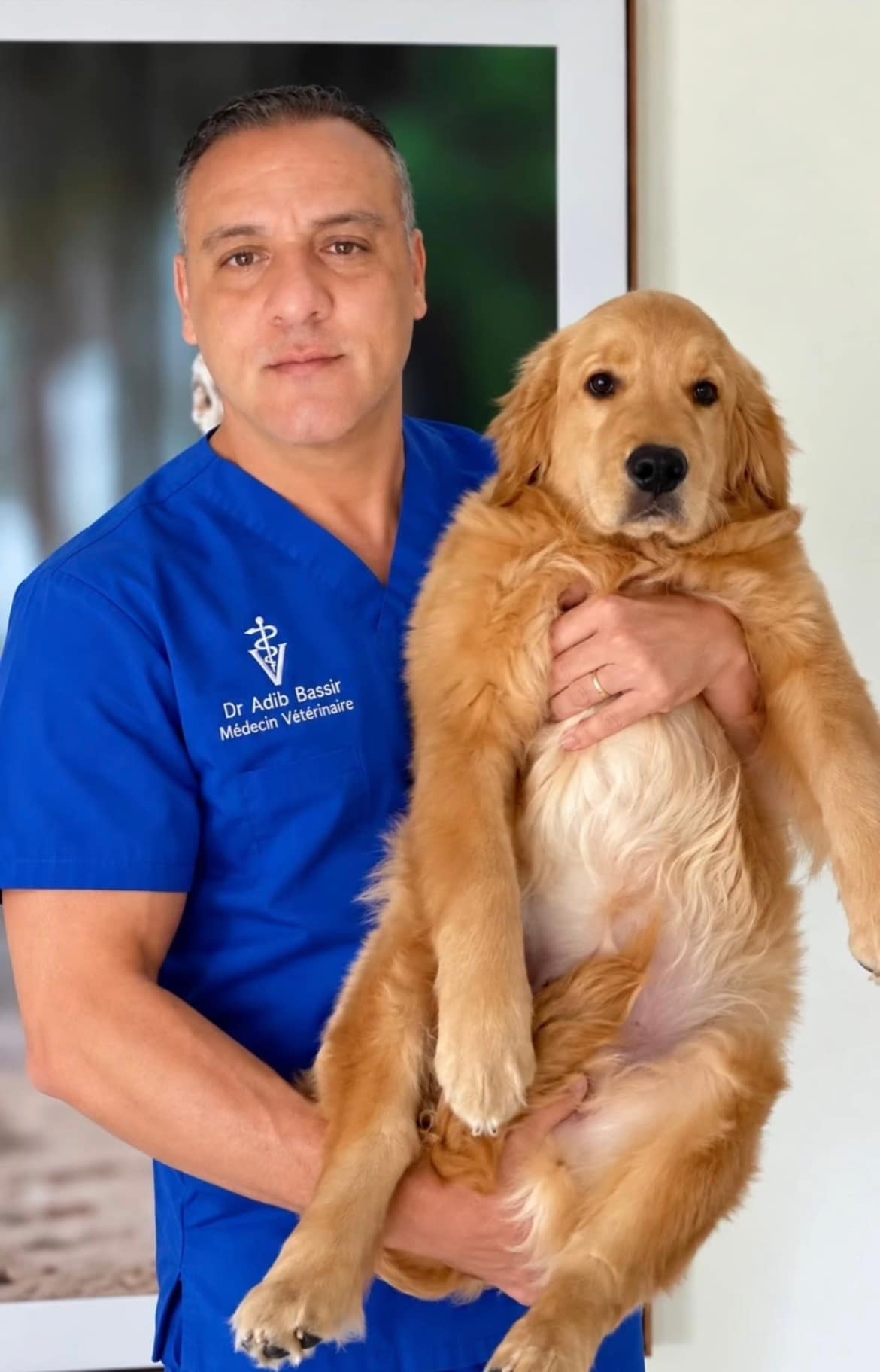 Dr Bassir avec un patient canin à la clinique
